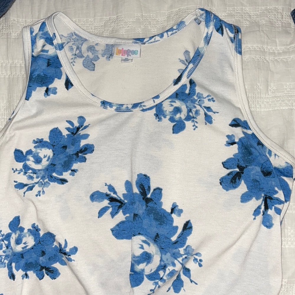 2 lula rue tanks size xl.